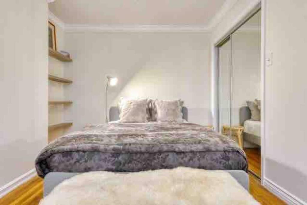 Belmont Shore Bungalow, 2 Min Walk To Town! Apartment